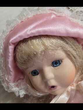 Wyndham Lane Amanda Porcelain Collectible Doll Blonde Blue Eyes Pink Vintage